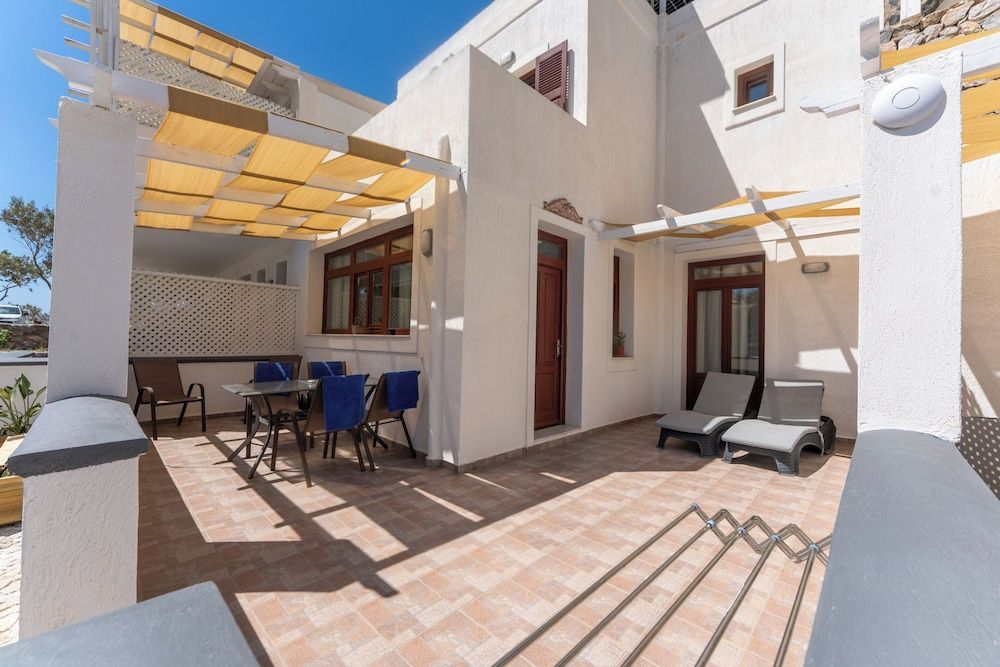 Birds Villa Apartments with Heated Pool - Including Car and Breakfast 1