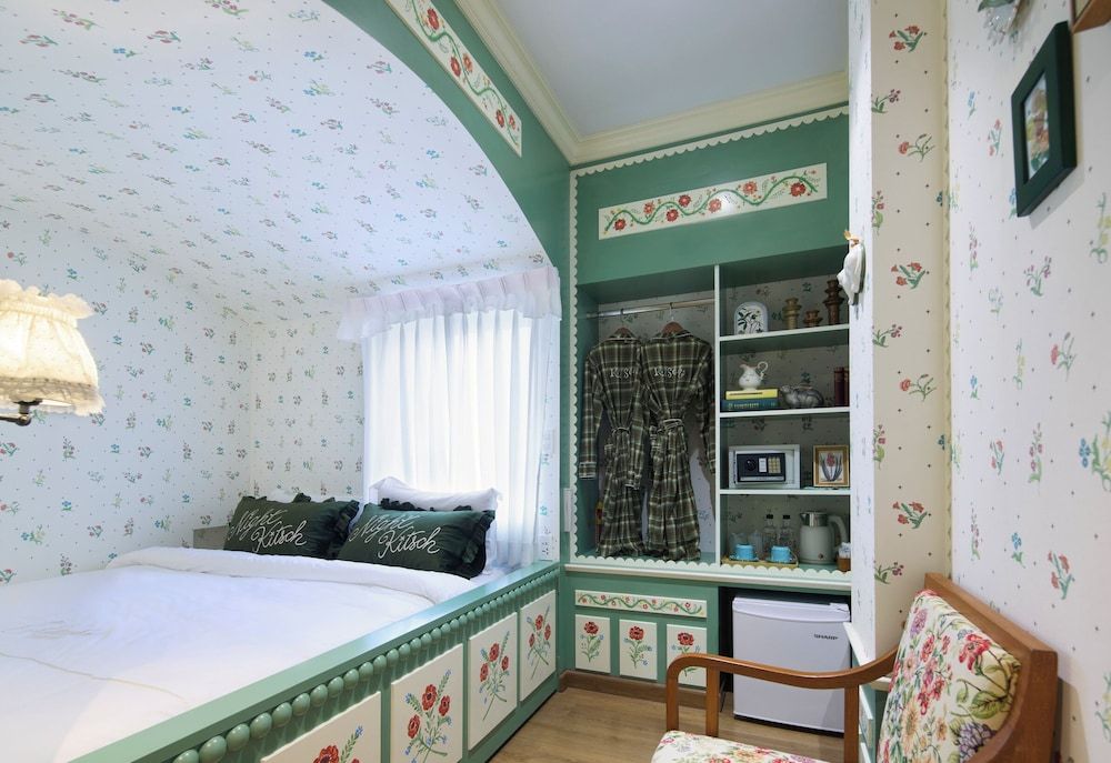 Kitsch Hotel 2