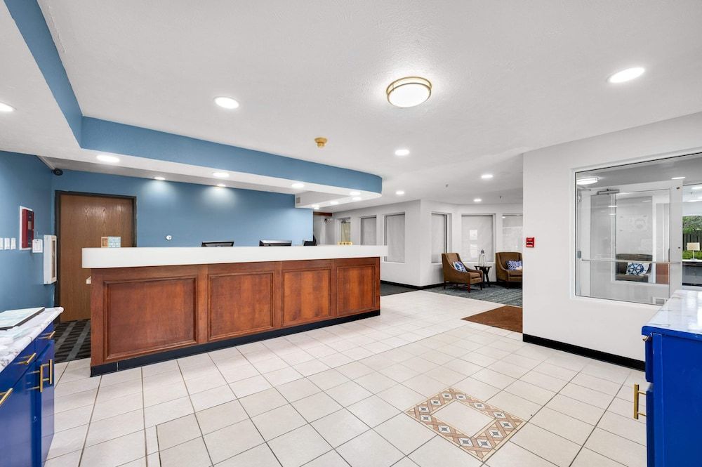LakeWood Inn & Suites 2