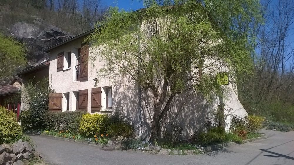 Logis Hôtel La Cascade - Lyon Nord 1