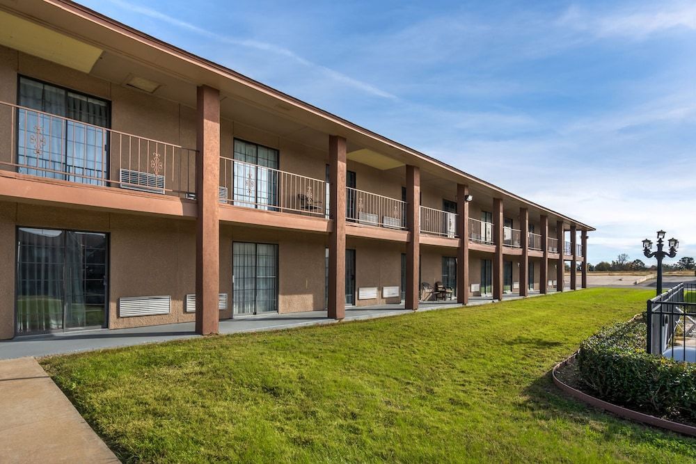 Red Roof Inn & Suites Sulphur Springs 1