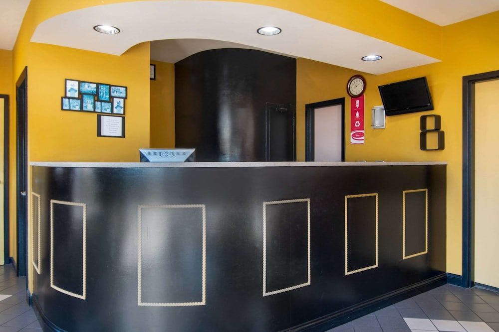 Econo Lodge Inn & Suites 2