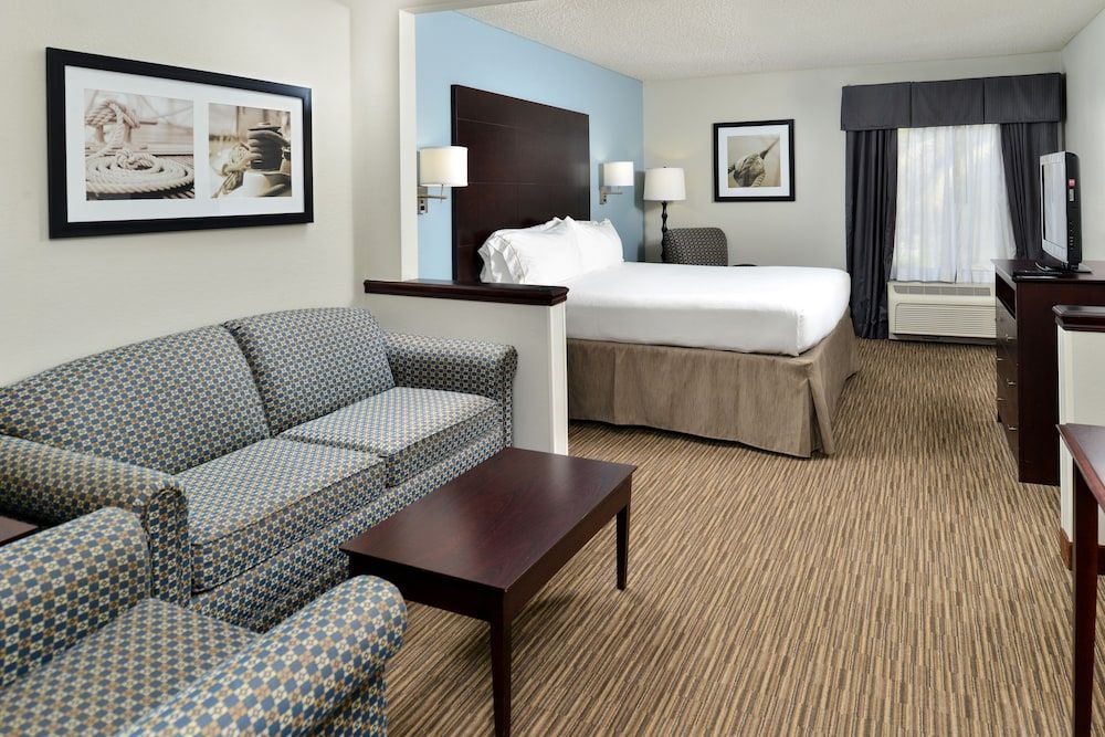 Holiday Inn Express & Suites TAMPA AIRPORT by IHG 2