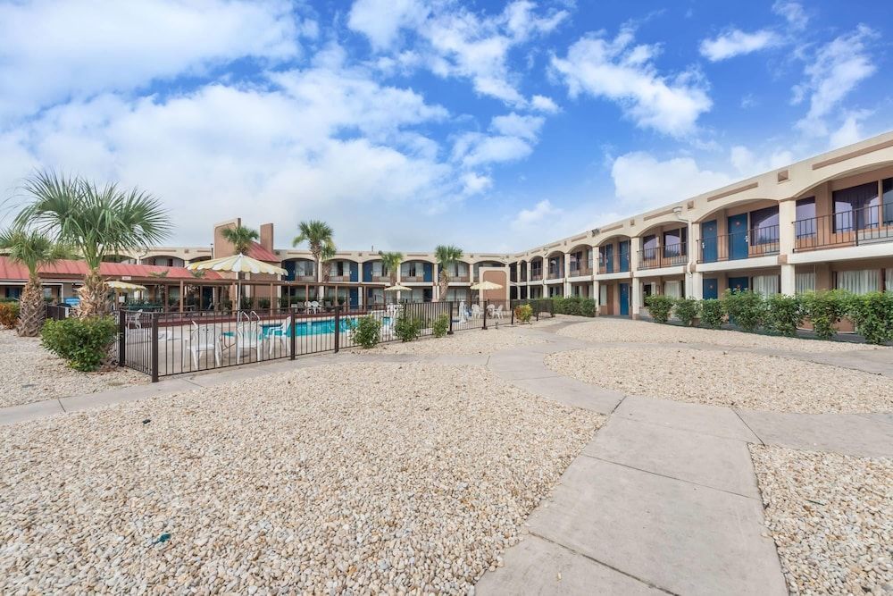 Days Inn by Wyndham San Antonio Splashtown/ATT Center 1