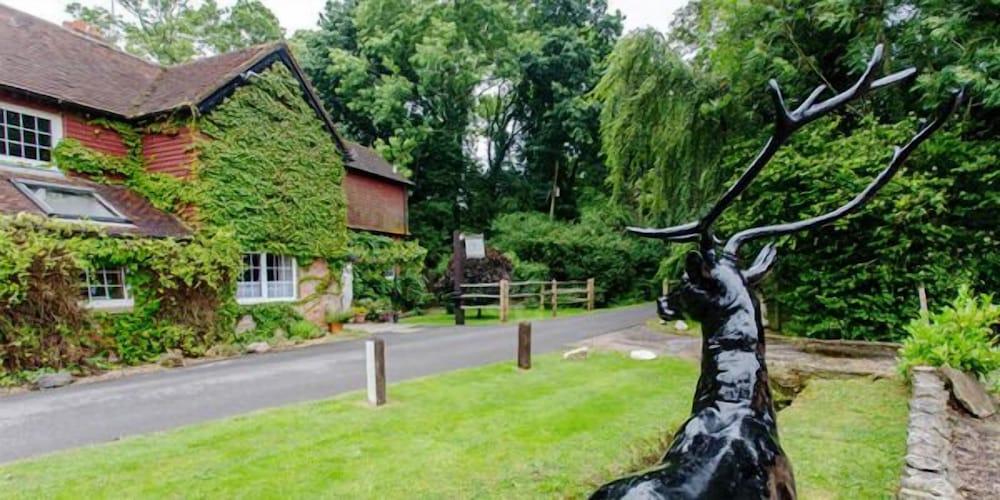 Trivelles Waterhall Country Gatwick Hotel & airport parking 1