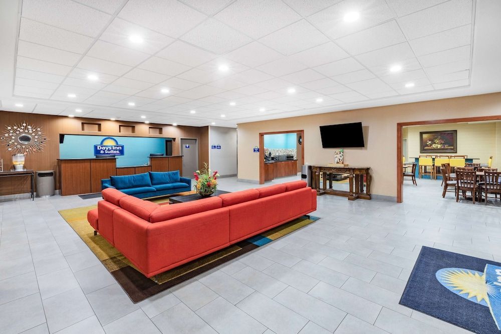 Days Inn & Suites by Wyndham San Antonio near Frost Bank Center 2