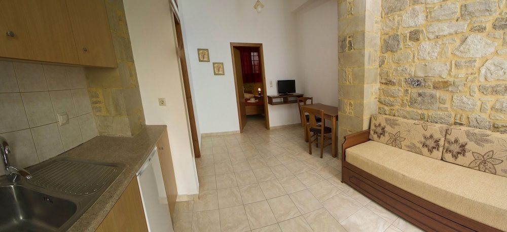 Agarathos Rooms & Pool Kaliviani -On the road to Balos 2