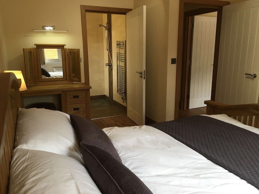 Shellow Lane Lodges 2