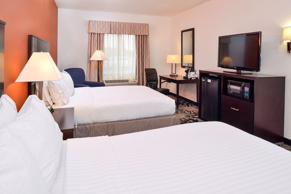 Holiday Inn Express & Suites GREENFIELD by IHG 2