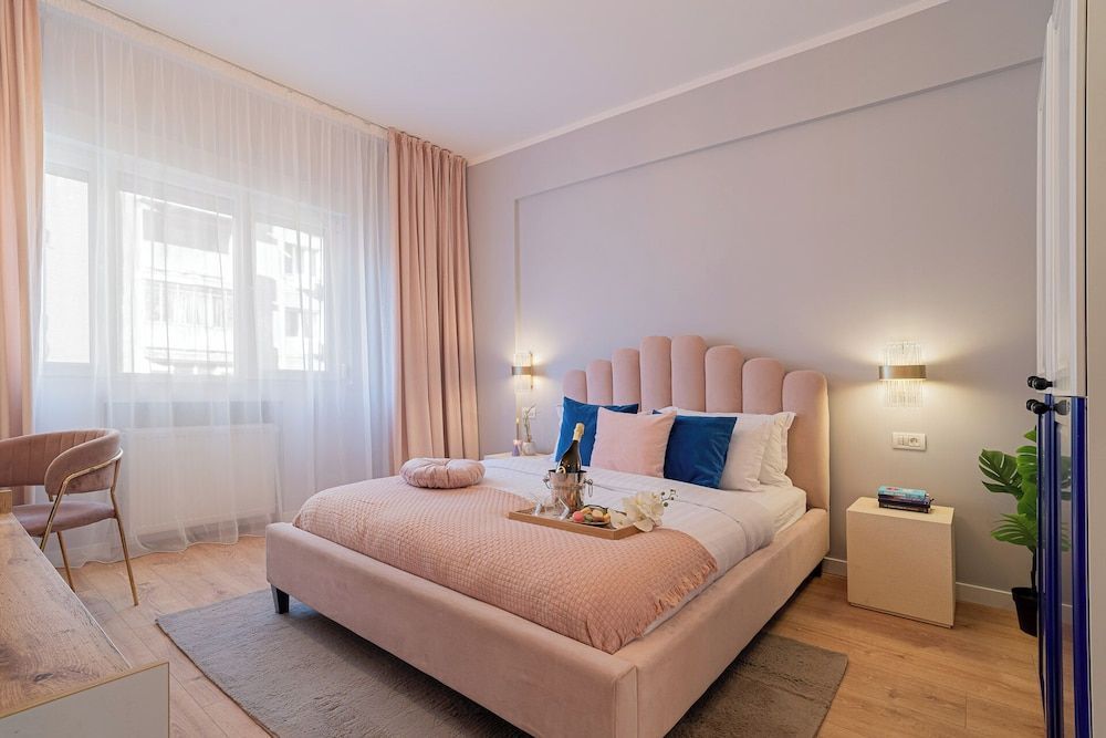 Designer 2-Bedroom Flat with Balcony & Full Amenities Steps from Piata Universitatii 1