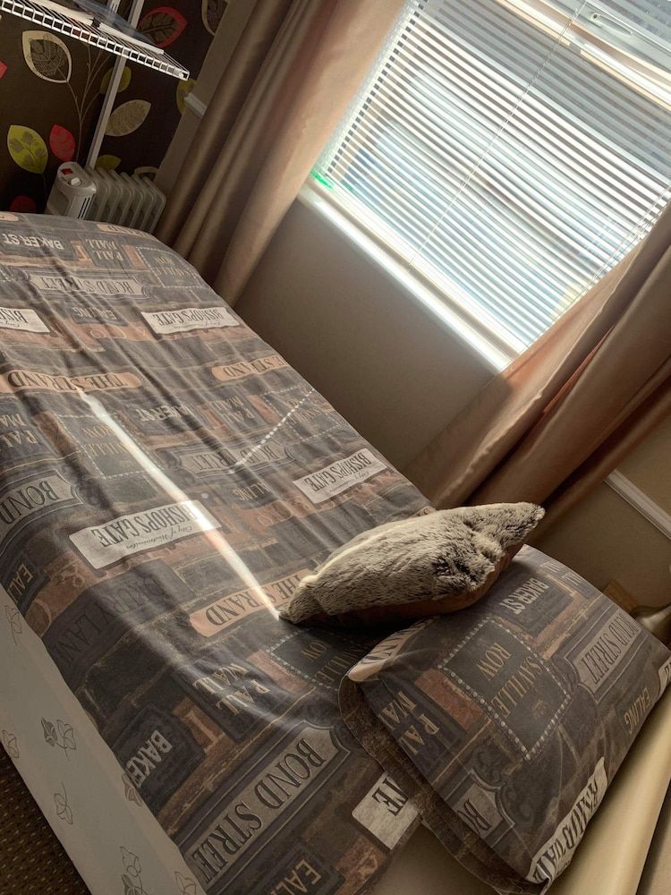 2 Bed Flat - Sleeps 3 - Parking - Wifi 2