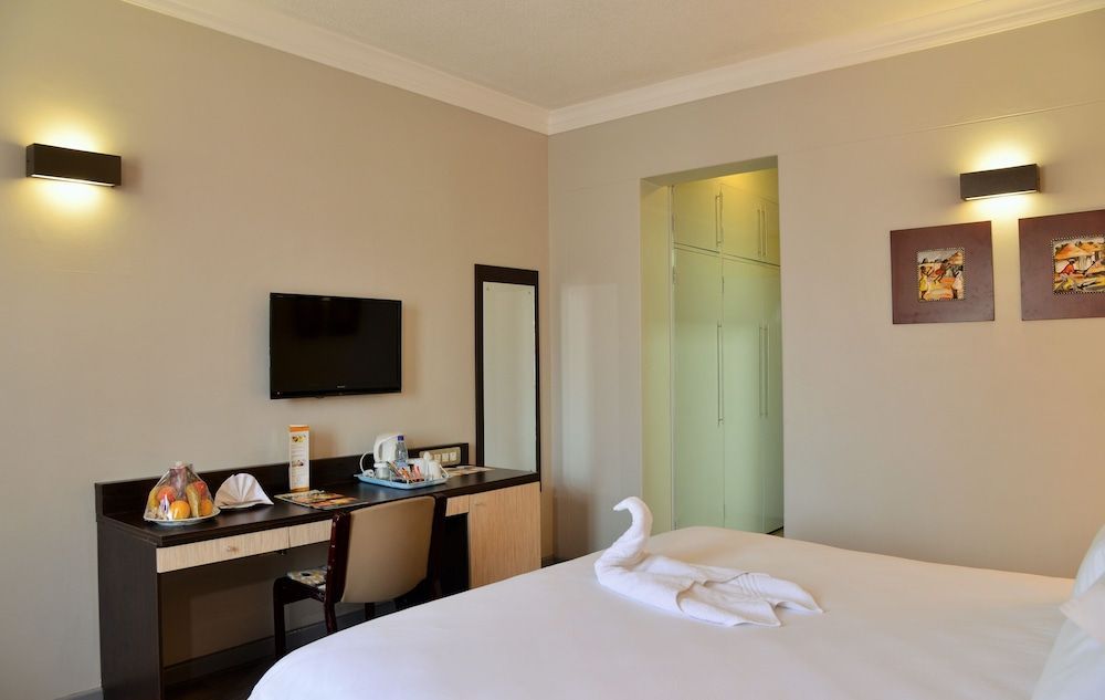 Cresta Oasis Hotel 1