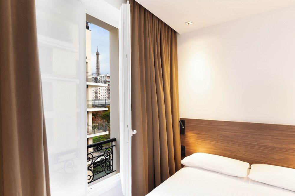 Les Suites Tour Eiffel 1