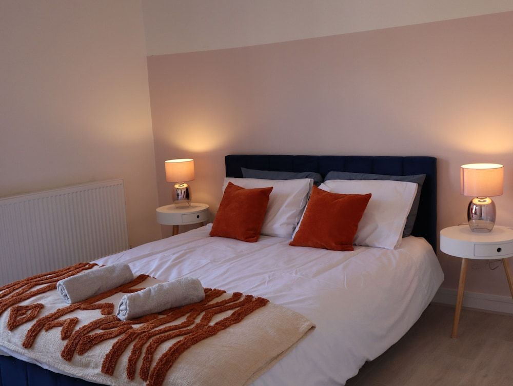 Sheffield 4-bedroom house free parking 2
