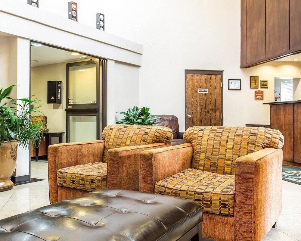 Quality Inn & Suites Coliseum 2
