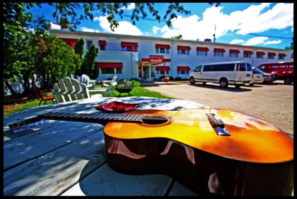 Holiday Music Motel 1