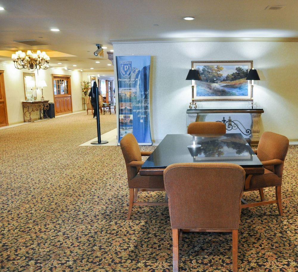 Piccadilly Inn Airport 2