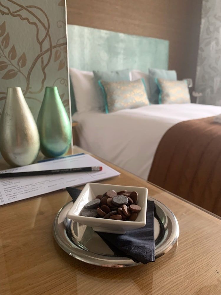 Ramsey House - Luxury Licensed B&B - Parking and Guest Lounge 1