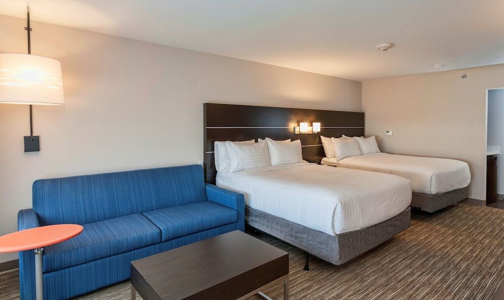 Holiday Inn Express & Suites DODGE CITY by IHG 2