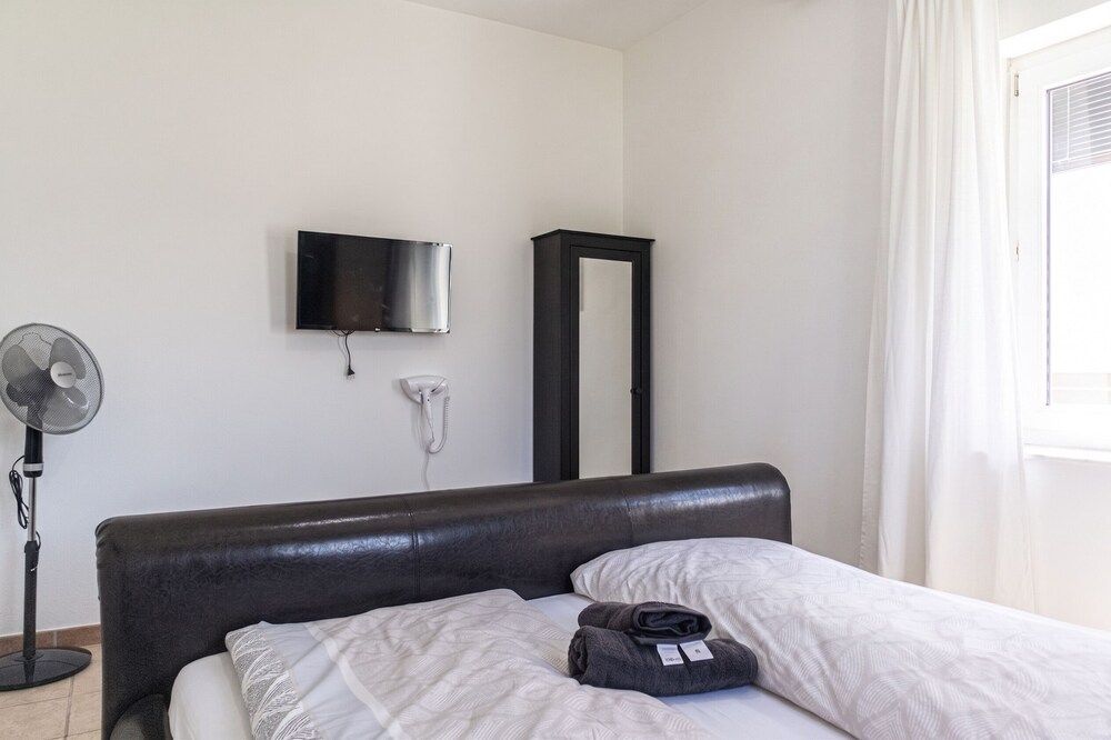 Cozy Room With Shared Garden Access 2