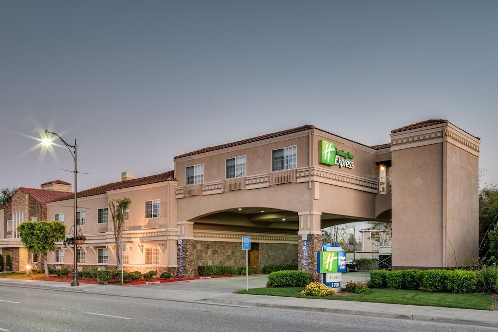 Holiday Inn Express & Suites SANTA CLARA by IHG 1