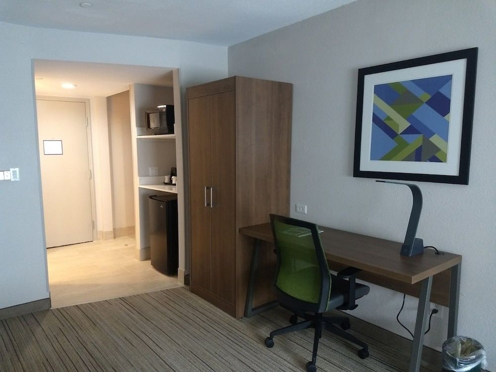 Holiday Inn Express & Suites INDIANAPOLIS NORTHWEST by IHG 2