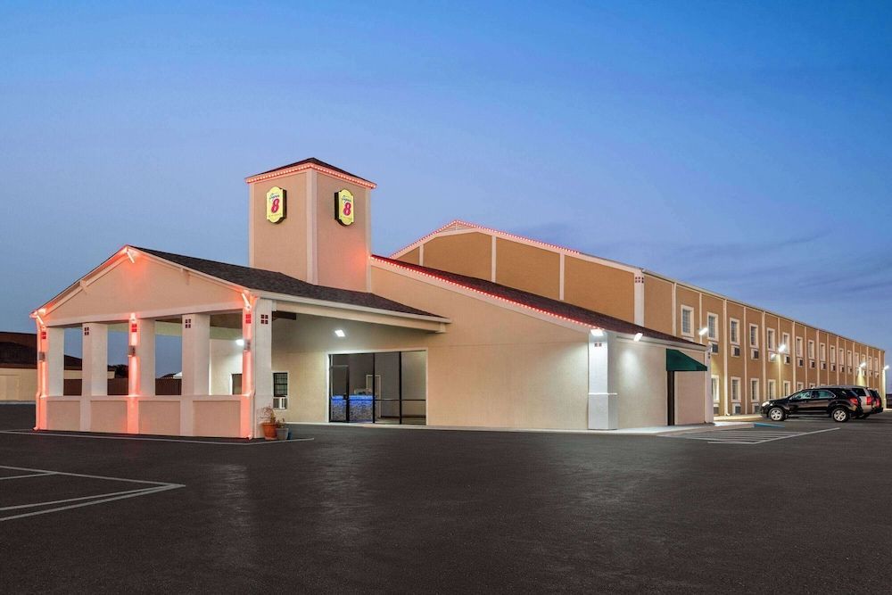 Super 8 by Wyndham Gainesville TX 1