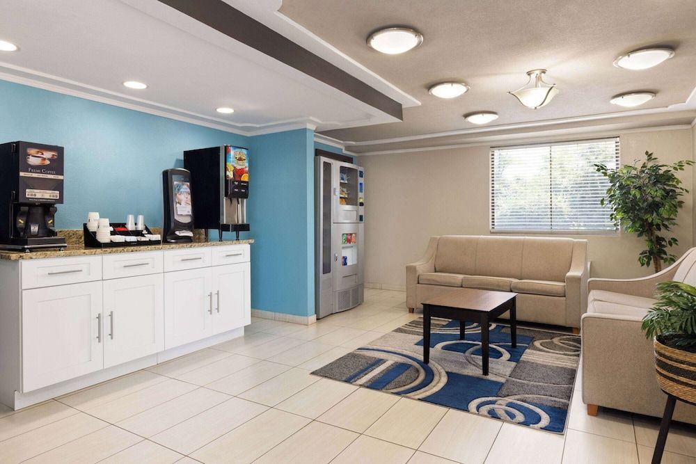 Day's Inn & Suites by Wyndham Indianapolis Airport East 2
