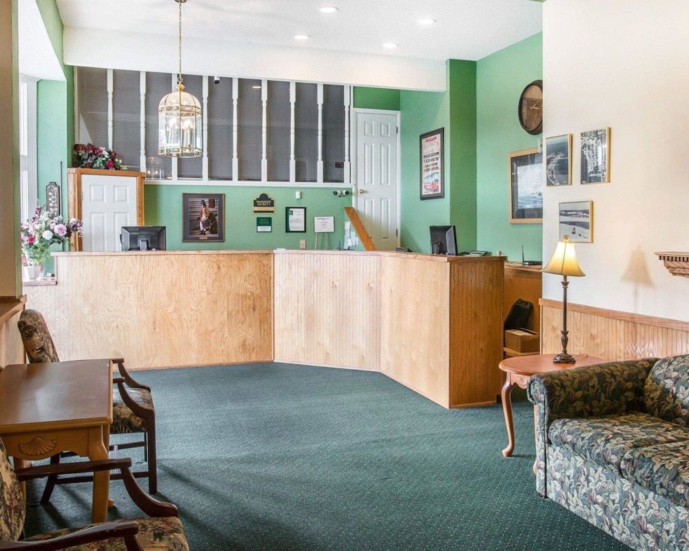 Quality Inn & Suites Mackinaw City Beachfront 2