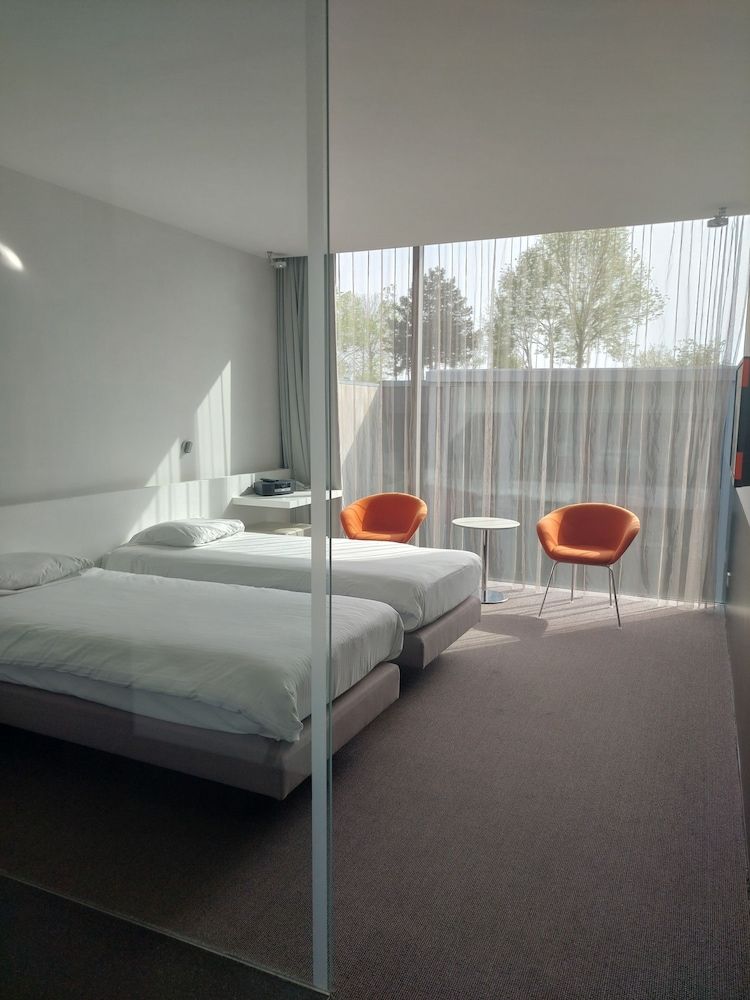 D-Hotel 1