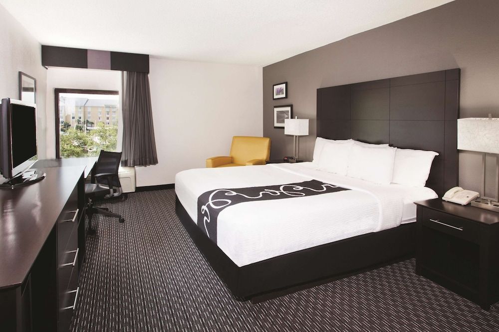 La Quinta Inn & Suites by Wyndham Charleston Riverview 1