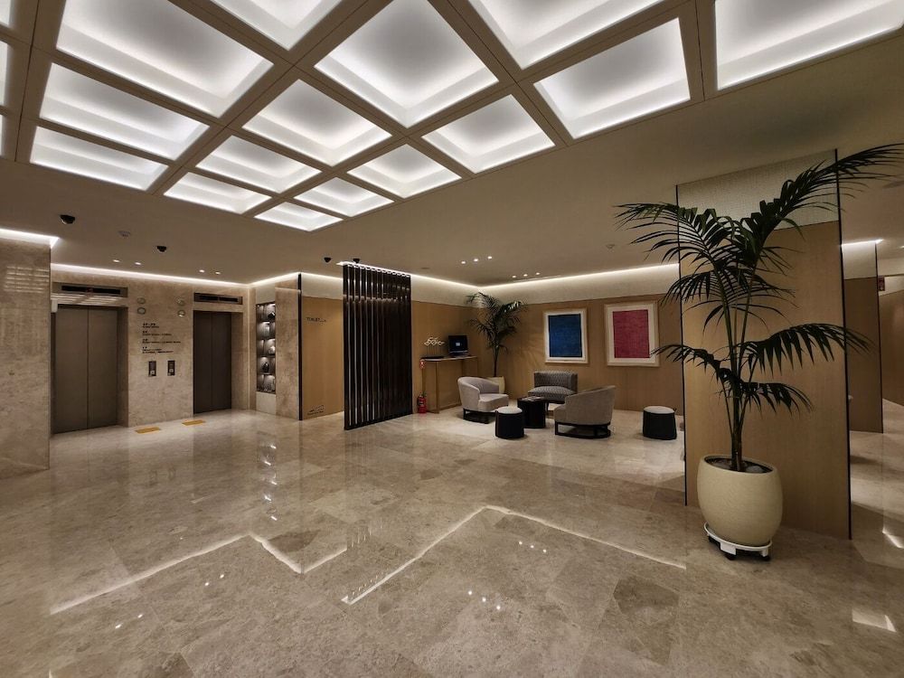 Sunshine Hotel 2
