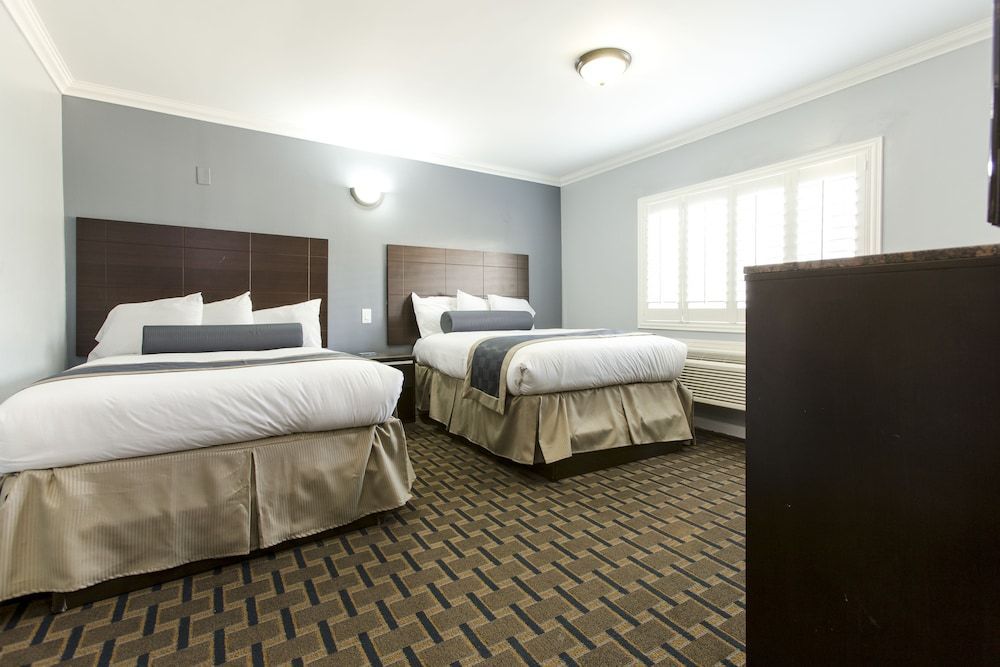 Hollywood Palms Inn and Suites 1