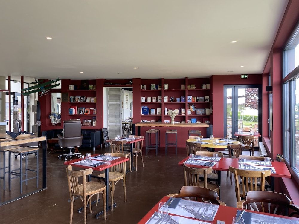Logis Hôtel & Restaurant de l'Aérodrome de la Baie de Somme 2