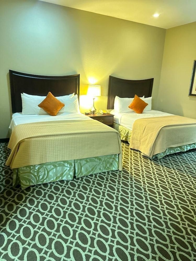 Sunday House Inn and Suites 1