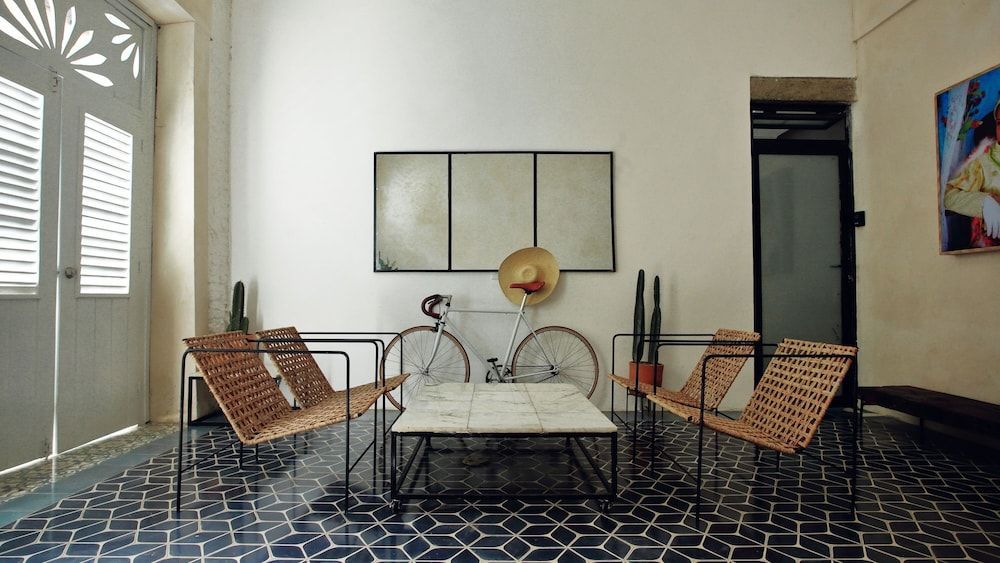 FIXIE LOFTS - Colonial Villa Suites with Pool 2