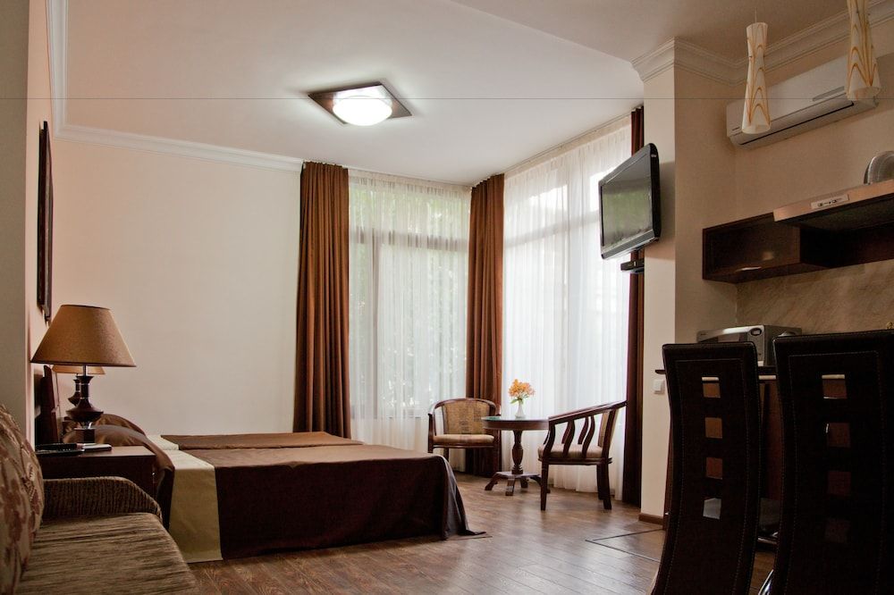 Hin Yerevantsi Hotel 1