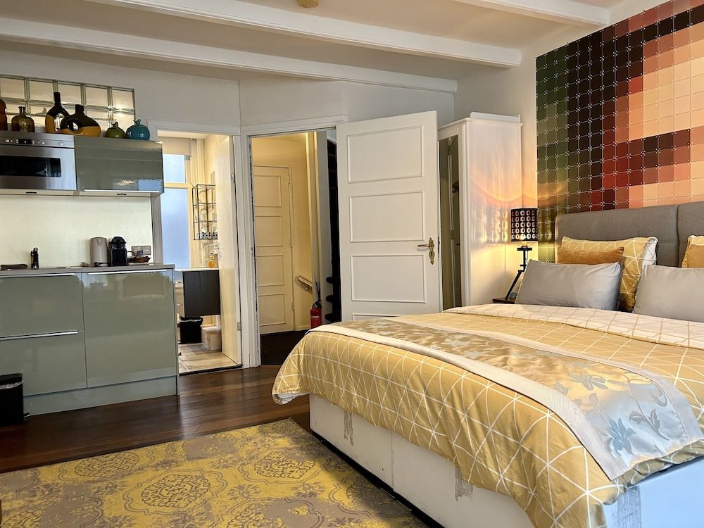 Amsterdam 4 Holiday GuestRooms 2