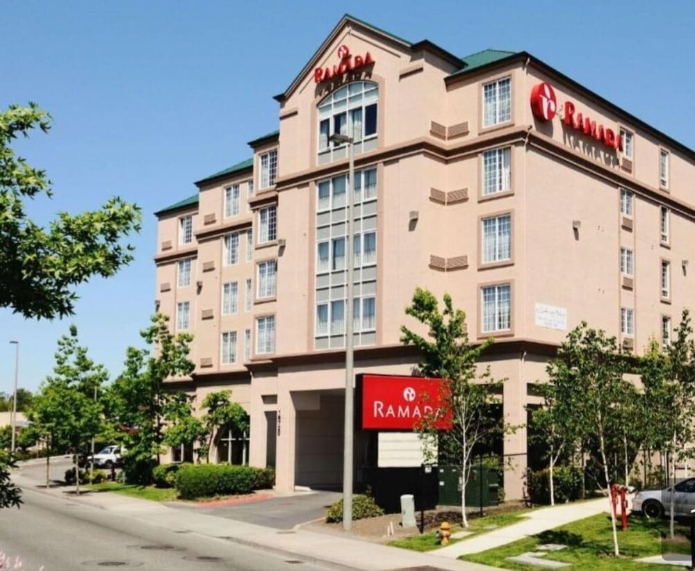 Ramada by Wyndham SeaTac Airport 1