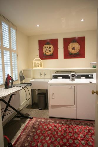 Vancouver Hotel & Studios 1
