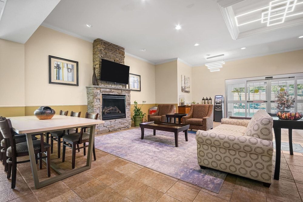 La Quinta Inn & Suites by Wyndham Stonington-Mystic Area 2