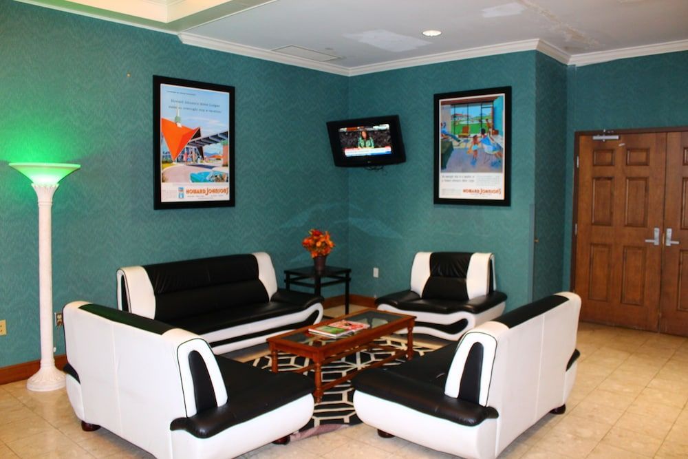 Howard Johnson Hotel & Conference Center by Wyndham Salem 2