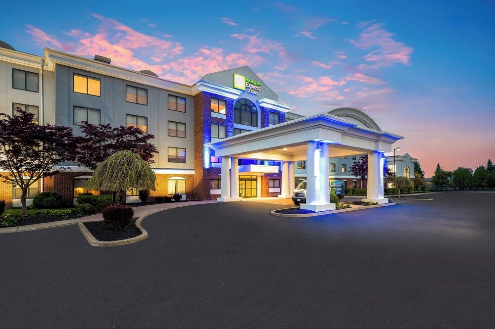Holiday Inn Express & Suites BUFFALO-AIRPORT by IHG 1