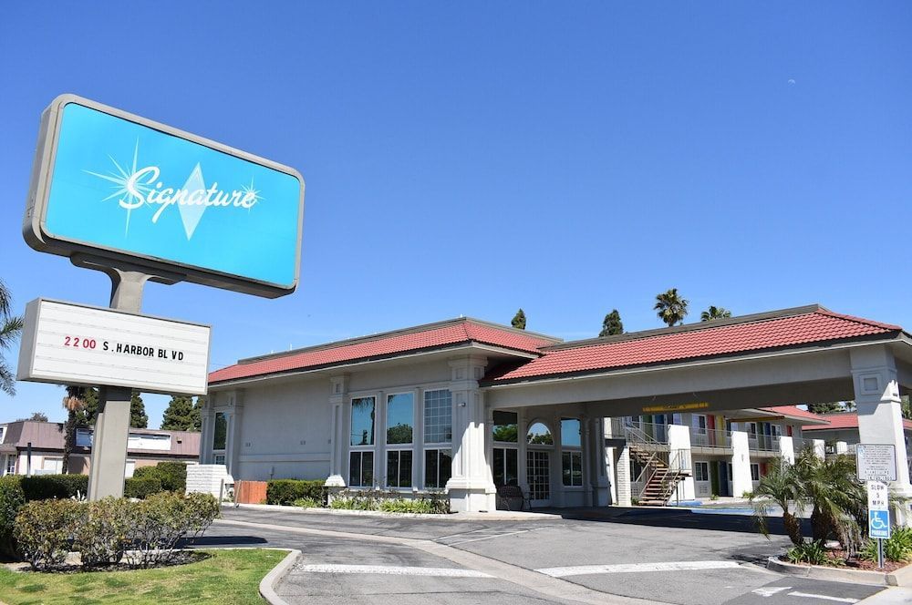 Signature Anaheim Maingate 1