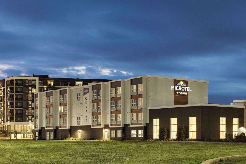 Microtel Inn & Suites by Wyndham Boisbriand 1