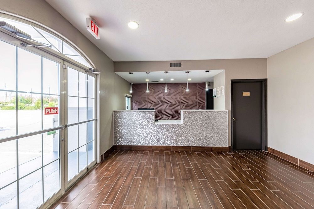Quality Inn & Suites Canton 2