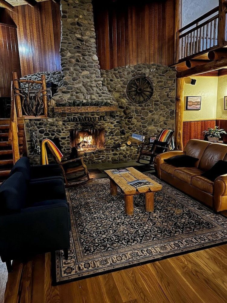 The Lindsay Lodge & Restaurant 2
