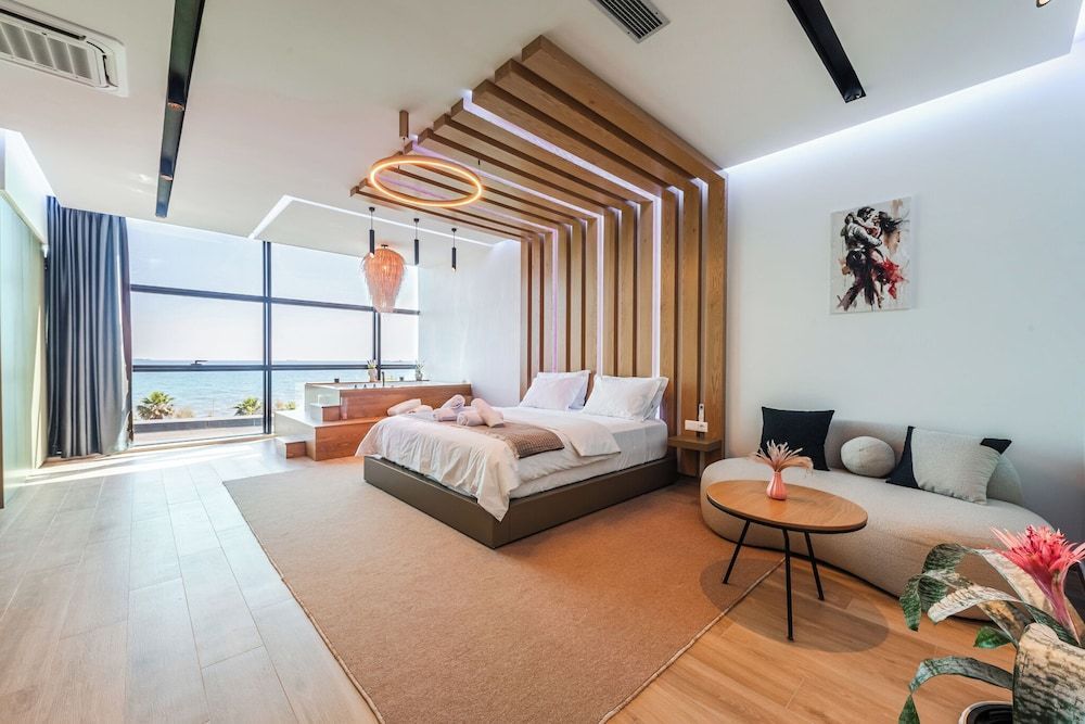Marina Luxury Jacuzzi Suites by PS 1