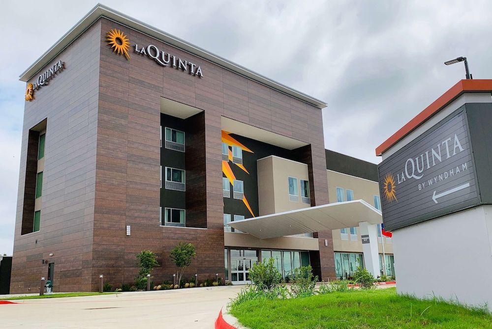 La Quinta Inn & Suites by Wyndham-Red Oak TX IH-35E 1
