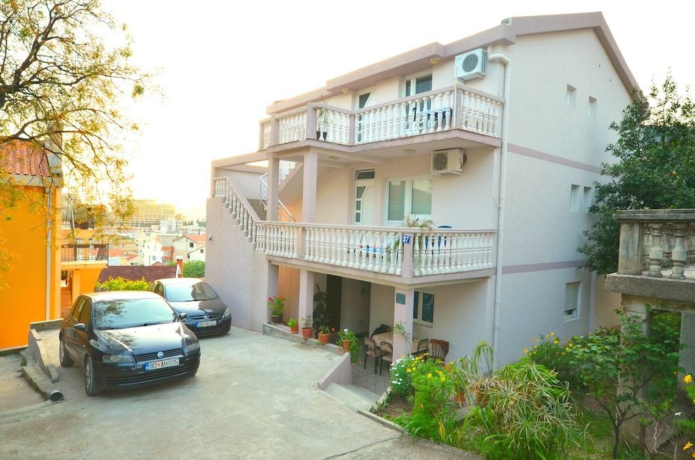 Guesthouse Apartments Čenić 1